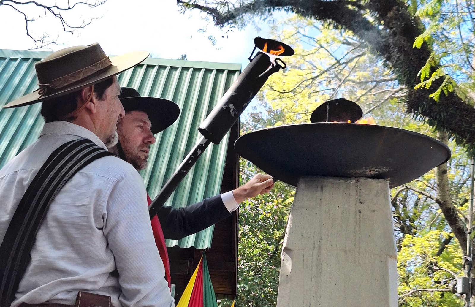 A querência mais tradicionalista do Rio Grande do Sul recebeu a centelha sagrada com honras de general e cavaleiros de bombacha nova!