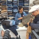 No coração da fronteira oeste, o jeito de atender o povo faz toda a diferença entre uma loja que campeia fregueses e outra que vê a clientela trotar pra longe