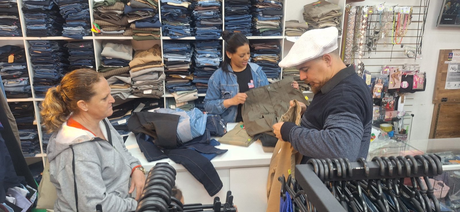 No coração da fronteira oeste, o jeito de atender o povo faz toda a diferença entre uma loja que campeia fregueses e outra que vê a clientela trotar pra longe