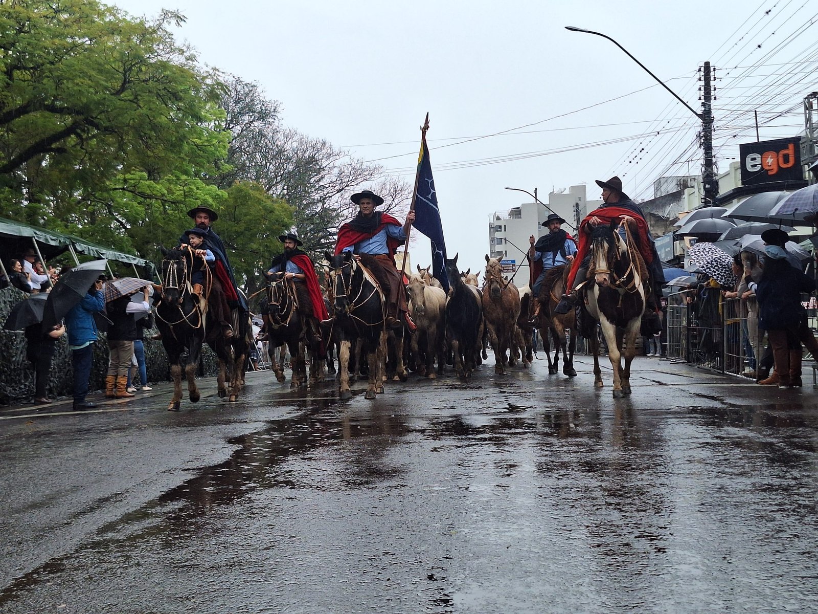 Nos pagos alegretenses, a tradição campeira marcou presença de gala com uma demonstração que fez o coração de qualquer gaudério bater mais forte