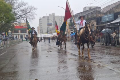 Nem o minuano choroso conseguiu apagar a chama farroupilha que ardeu no peito dos alegretenses durante o tradicional desfile na Semana Farroupilha