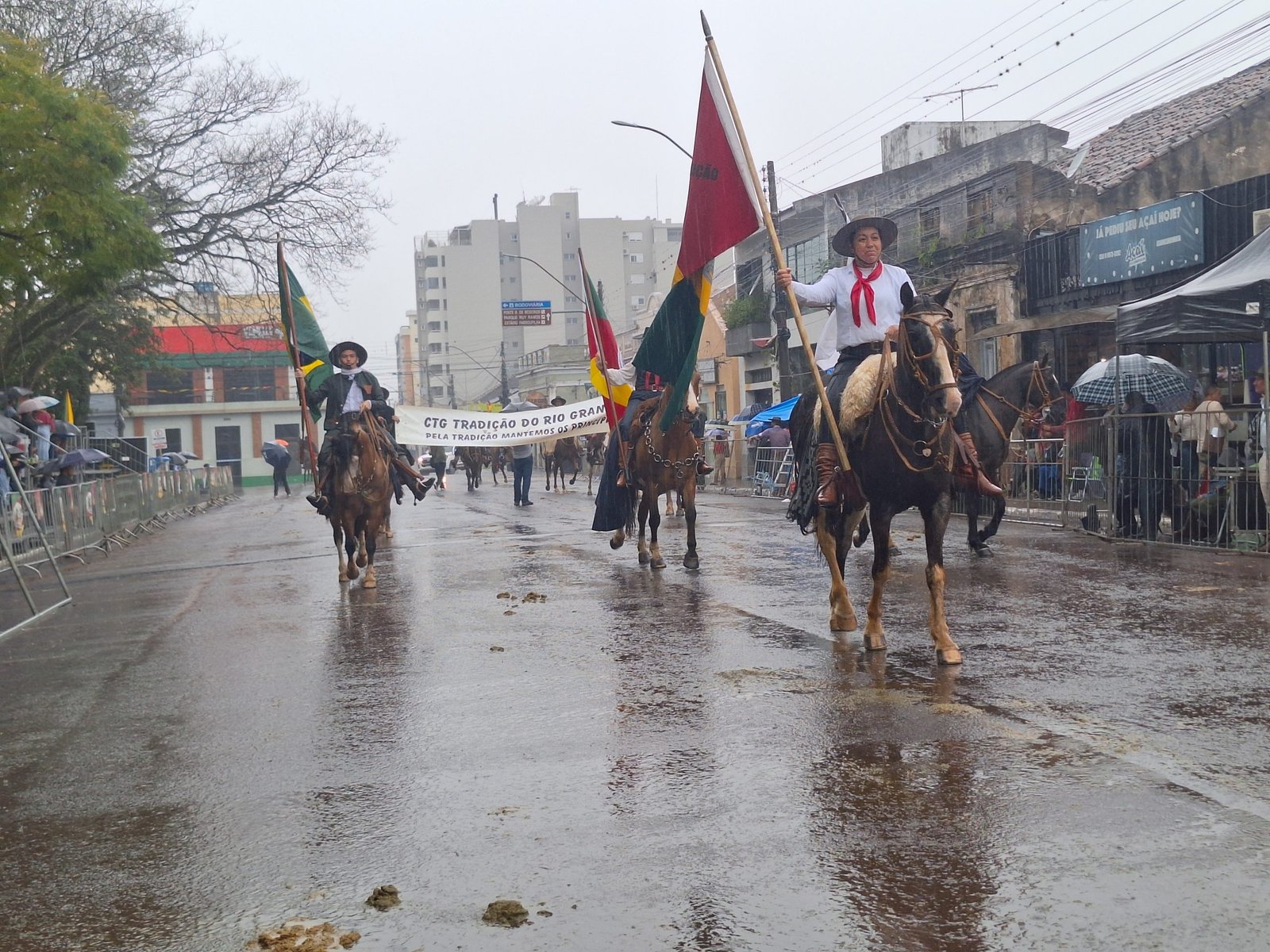 Nem o minuano choroso conseguiu apagar a chama farroupilha que ardeu no peito dos alegretenses durante o tradicional desfile na Semana Farroupilha