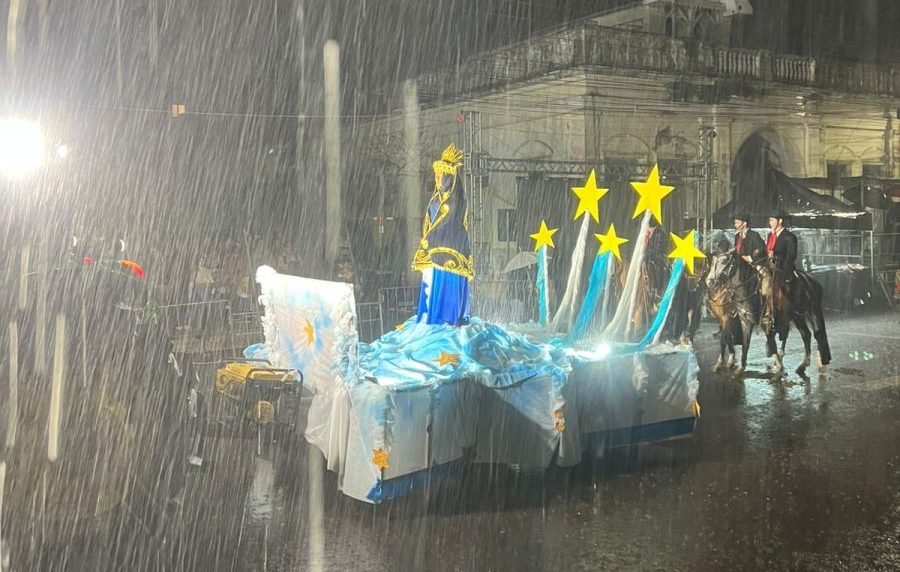 Nem a água que desabou dos céus foi capaz de apagar o fogo da tradição quando a gurizada mostrou a fibra da nossa gente nos Festejos Farroupilhas 2025