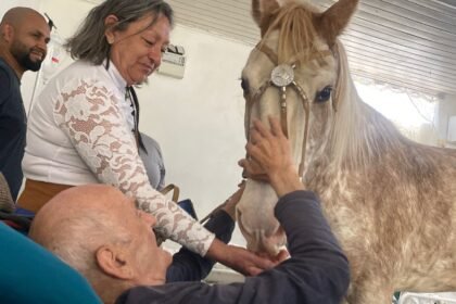 Na terra dos Vaqueanos, CTG leva pedaço do campo até a Casa Lar e reacende memórias que nem braseiro em fogo de chão