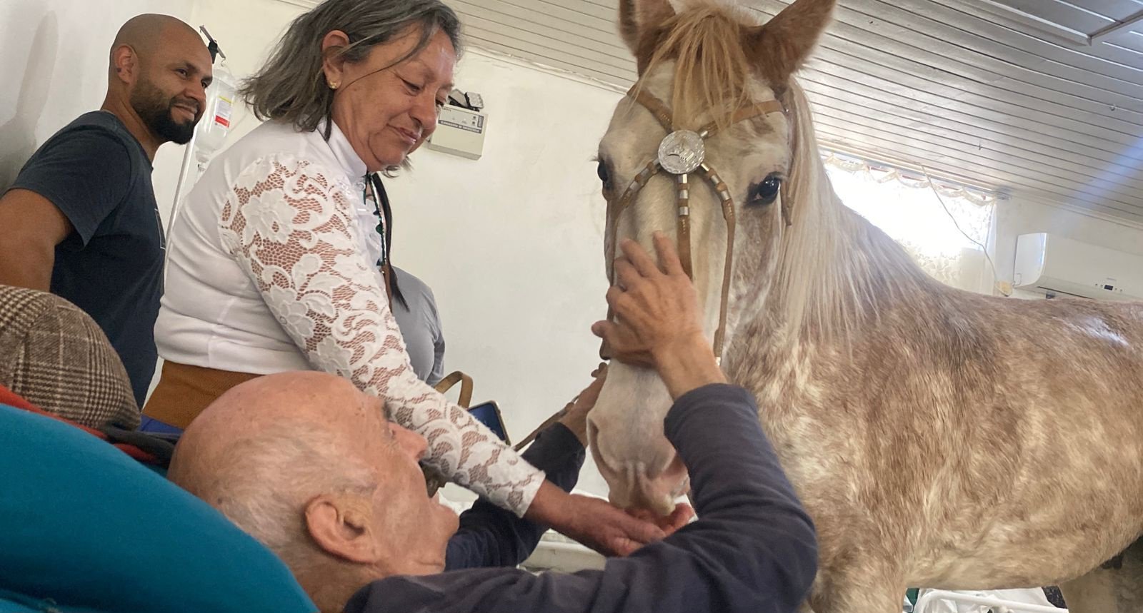 Na terra dos Vaqueanos, CTG leva pedaço do campo até a Casa Lar e reacende memórias que nem braseiro em fogo de chão
