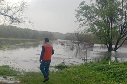 Na querência de Alegrete, após dias de água alta, quinze gaúchos finalmente podem retornar pros seus pagos depois que o rio baixou pra 8,75m