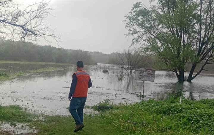 Na querência de Alegrete, após dias de água alta, quinze gaúchos finalmente podem retornar pros seus pagos depois que o rio baixou pra 8,75m