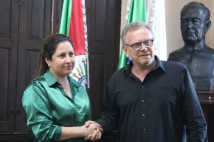 Da terra do Baita Chão para o comando da Rainha da Fronteira: conterrânea Andrea Gallina faz história ao assumir prefeitura de Bagé enquanto Mainardi viaja a serviço