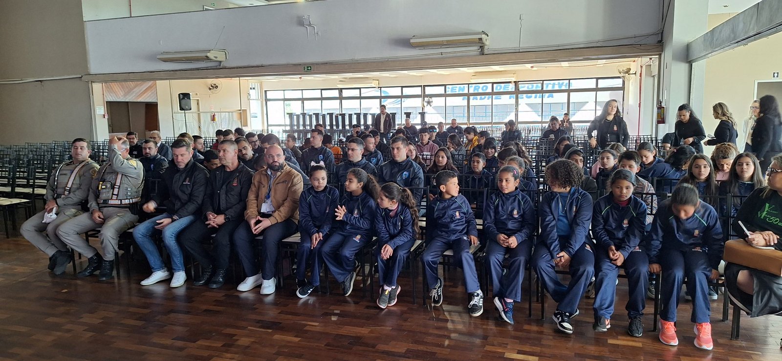 Prefeito Jesse Trindade e a gurizada dos colégios se reuniram para mostrar que no trânsito, como no campo, quem vai com muita pressa acaba se atolando