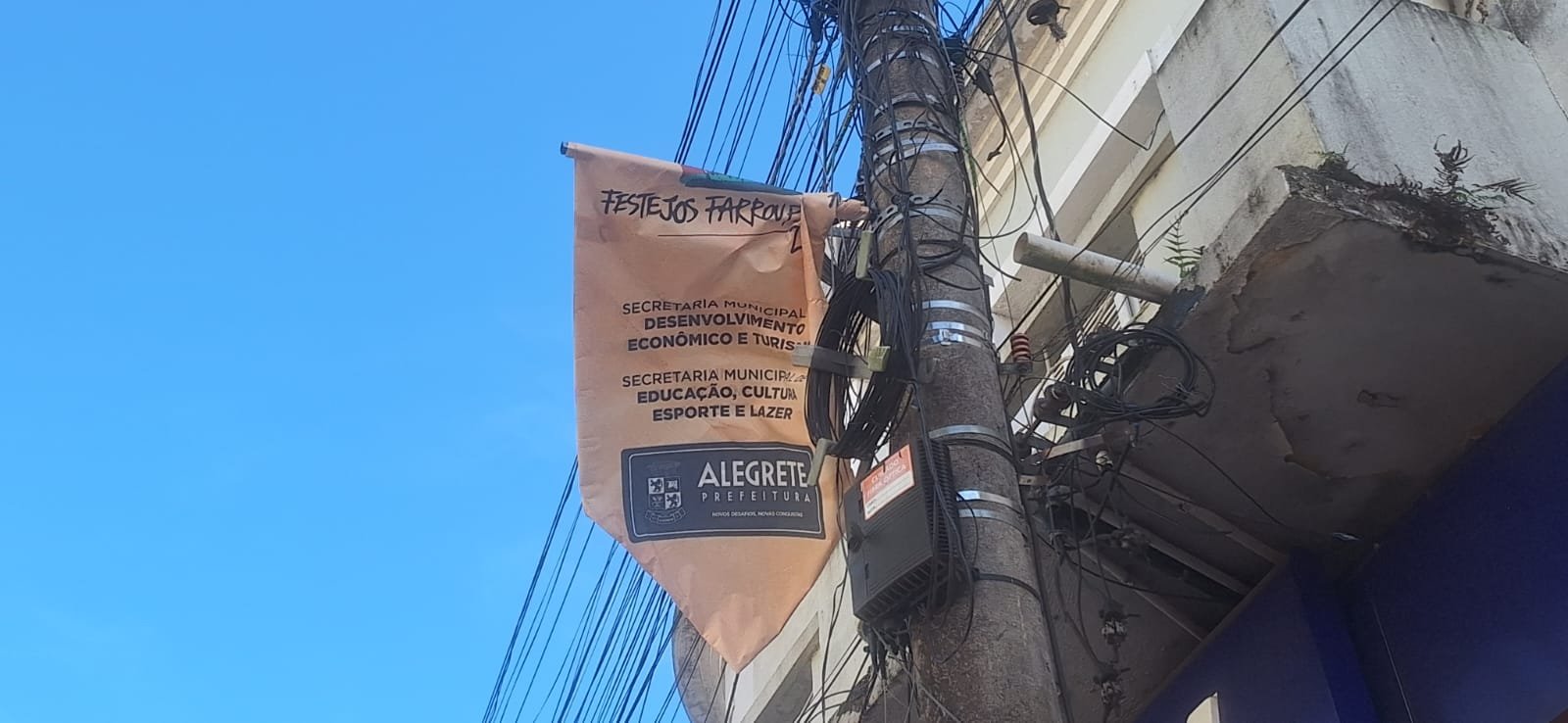 Nosso querido pago se veste de tradição com símbolos do Rio Grande que enfeitam as ruas por onde passou a Chama Crioula