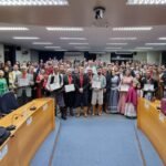 Entre mate e abraços, seis viventes receberam o Mérito Tradicionalista na Casa do Povo, enquanto o Rio Grande se fazia presente em cada canto do plenário