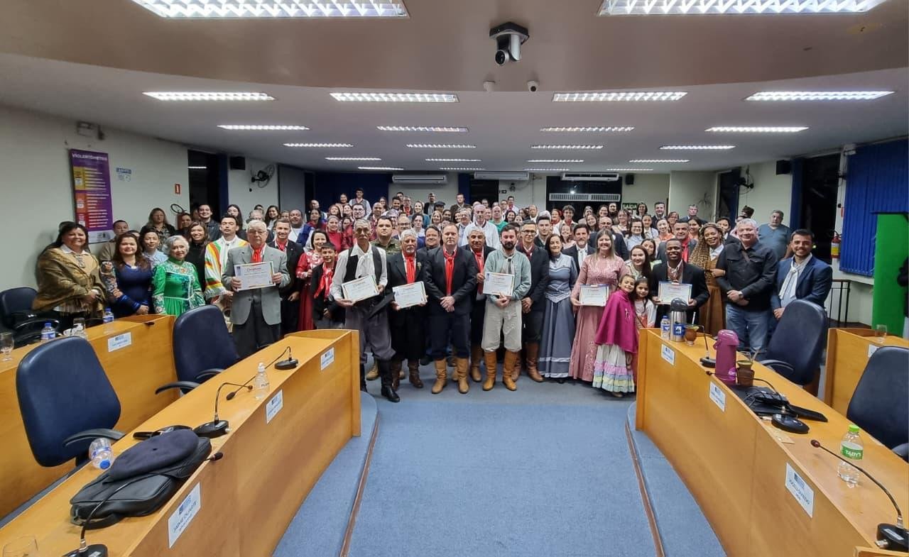 Entre mate e abraços, seis viventes receberam o Mérito Tradicionalista na Casa do Povo, enquanto o Rio Grande se fazia presente em cada canto do plenário