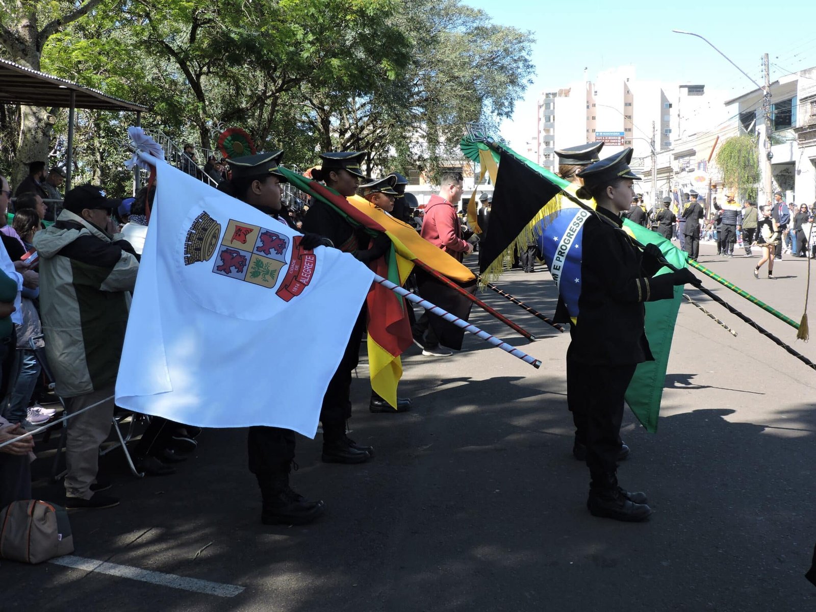 Nossa querência se engalana com verde e amarelo enquanto o Fogo Simbólico já acendeu o sentimento patriótico nos corações dos alegretenses