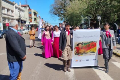 Do galpão do CTG Farroupilha até o calçadão da Gaspar Martins, pilchados de peito estufado mostraram que em nosso pago a tradição segue mais forte que invernada de potro xucro