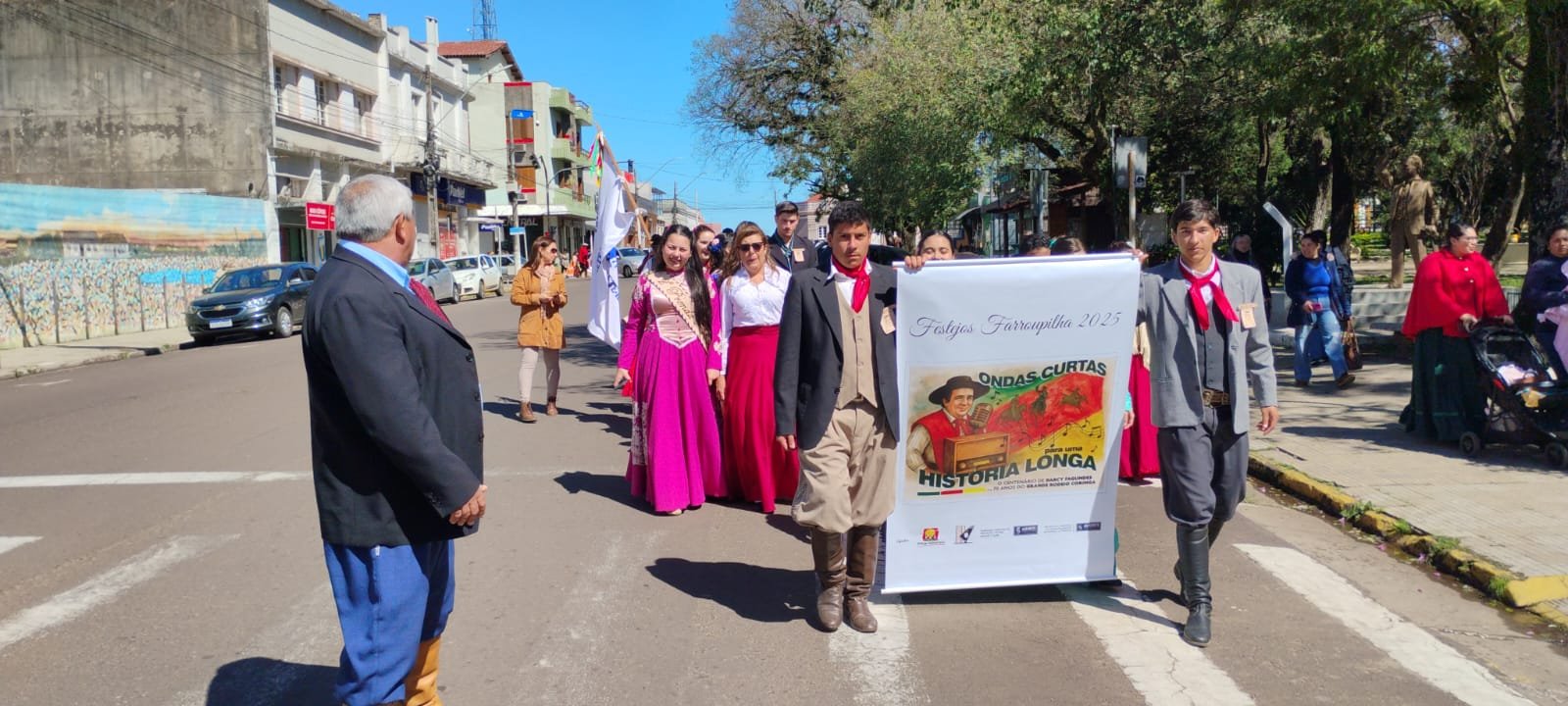 Do galpão do CTG Farroupilha até o calçadão da Gaspar Martins, pilchados de peito estufado mostraram que em nosso pago a tradição segue mais forte que invernada de potro xucro