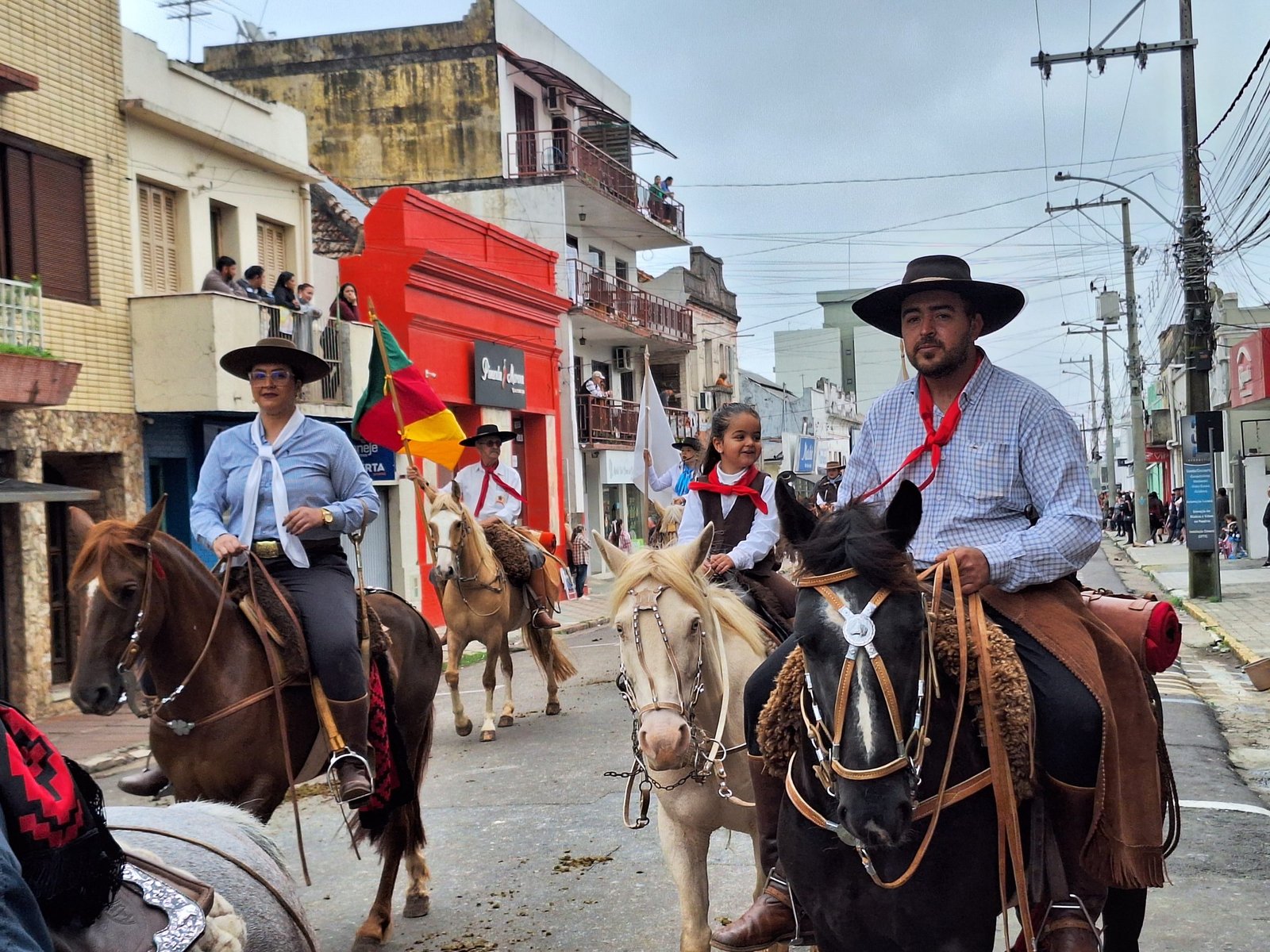Buenas, tchê! A maior celebração farroupilha do nosso pago terá transmissão ao vivo pra quem não puder vir campear na praça