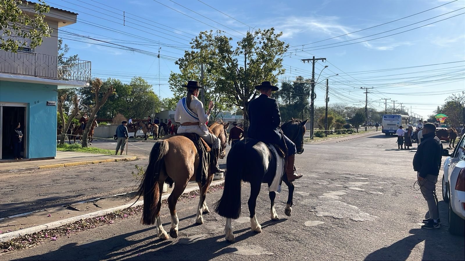 Da serra à fronteira, a centelha farroupilha percorreu mais de 700 quilômetros até nosso pago, trazendo o espírito da tradição para os festejos que agitam a querência alegretense