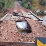 Água se alastrou como mate derramado pela campanha, isolando comunidades e mobilizando os homens da Prefeitura pra salvar o dia