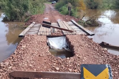 Água se alastrou como mate derramado pela campanha, isolando comunidades e mobilizando os homens da Prefeitura pra salvar o dia