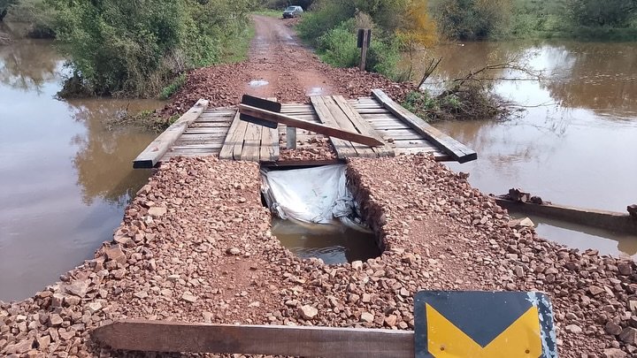 Água se alastrou como mate derramado pela campanha, isolando comunidades e mobilizando os homens da Prefeitura pra salvar o dia
