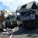 Cenas de cinema real no asfalto quente de Uruguaiana, onde dois baguais do volante brigam pela vida na Santa Casa após trombada mais forte que touro xucro em porteira fechada