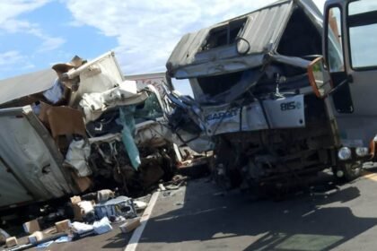 Cenas de cinema real no asfalto quente de Uruguaiana, onde dois baguais do volante brigam pela vida na Santa Casa após trombada mais forte que touro xucro em porteira fechada