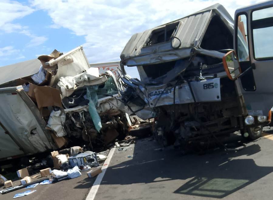 Cenas de cinema real no asfalto quente de Uruguaiana, onde dois baguais do volante brigam pela vida na Santa Casa após trombada mais forte que touro xucro em porteira fechada