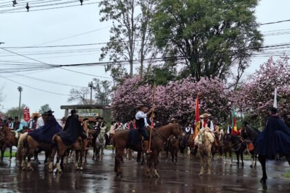 De madrugada, sob garoa teimosa, Alegrete mostrou que pra gaúcho de verdade, não há tempo ruim quando o assunto é tradição e amor pelo pago