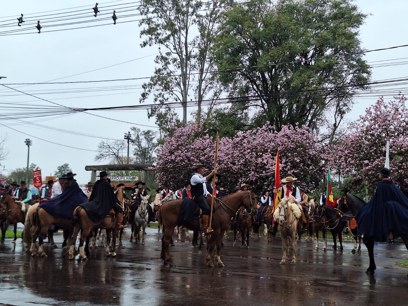 De madrugada, sob garoa teimosa, Alegrete mostrou que pra gaúcho de verdade, não há tempo ruim quando o assunto é tradição e amor pelo pago