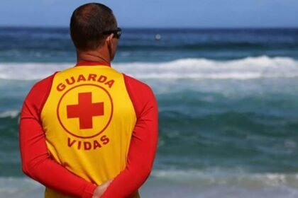 Buenas! Viventes da nossa querência têm chance de ganhar uns pila bons cuidando dos banhistas nas águas do litoral gaúcho na próxima temporada