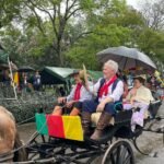 Buenas! O radialista que há mais de quatro décadas encanta os ouvidos gaúchos foi celebrado com uma passagem simbólica em charrete pelas ruas de nossa Alegrete