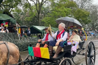 Buenas! O radialista que há mais de quatro décadas encanta os ouvidos gaúchos foi celebrado com uma passagem simbólica em charrete pelas ruas de nossa Alegrete