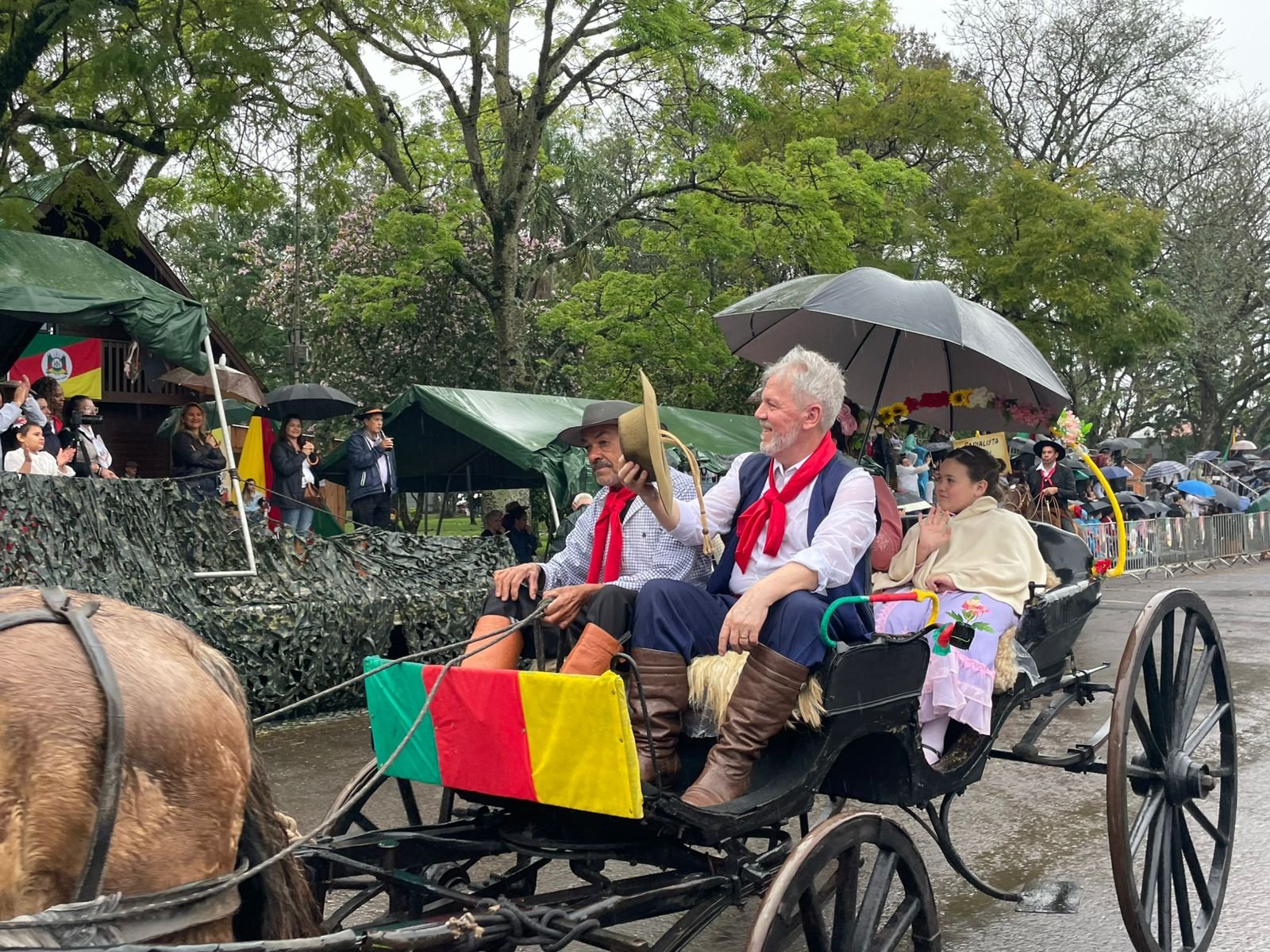 Buenas! O radialista que há mais de quatro décadas encanta os ouvidos gaúchos foi celebrado com uma passagem simbólica em charrete pelas ruas de nossa Alegrete