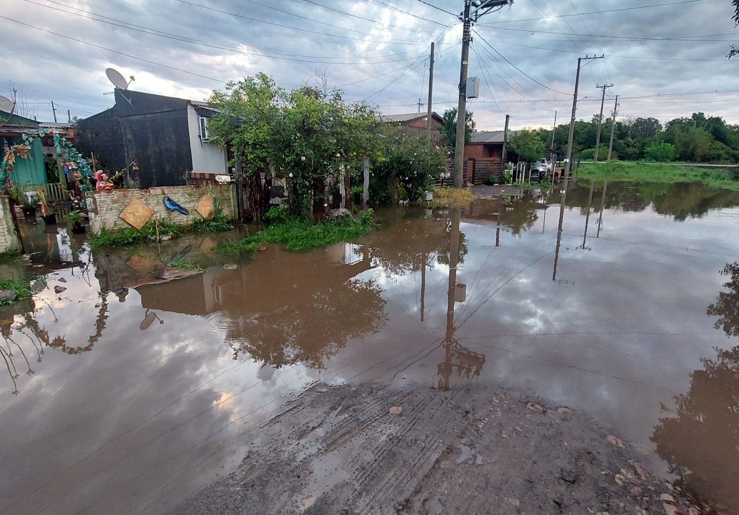 Com o Ibirapuitã já mostrando os dentes a 4 metros acima do normal, os gaudérios da Defesa Civil estão de prontidão para socorrer os viventes afetados pela enchente que castiga nossa querência