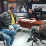 Buenas, viventes! Depois de quase uma década sofrendo com estradas mais esburacadas que cancha de tatu, moradores iam 'troteando' pras ruas, mas a Prefeitura botou as barbas de molho e prometeu solução