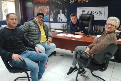 Buenas, viventes! Depois de quase uma década sofrendo com estradas mais esburacadas que cancha de tatu, moradores iam 'troteando' pras ruas, mas a Prefeitura botou as barbas de molho e prometeu solução