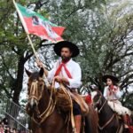 Bah, tchê! Nem a água que vem do céu consegue apagar a chama farroupilha que arde no coração do povo alegretense neste findi de celebração