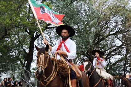 Bah, tchê! Nem a água que vem do céu consegue apagar a chama farroupilha que arde no coração do povo alegretense neste findi de celebração