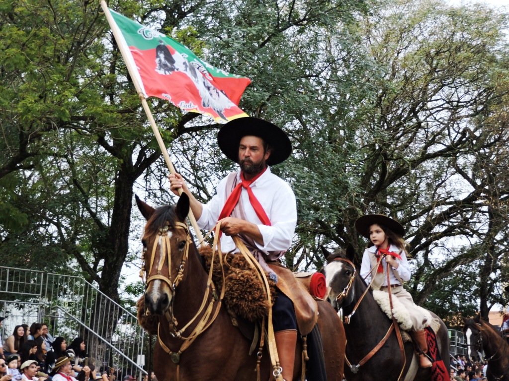 Bah, tchê! Nem a água que vem do céu consegue apagar a chama farroupilha que arde no coração do povo alegretense neste findi de celebração