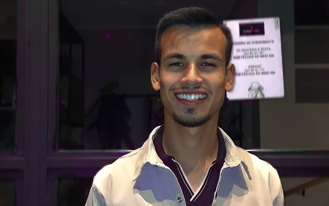 De bombacha no coração e olhos na querência, Antoni Pereira Moreira troca o conforto do rincão pela luta de se formar em São Leopoldo, mas com a bússola apontada pro caminho de volta