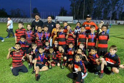 Na várzea do Farroupilha, a gurizada coloriu o céu de Alegrete com vermelho e preto, mostrando que o futuro do futebol da fronteira tem dono