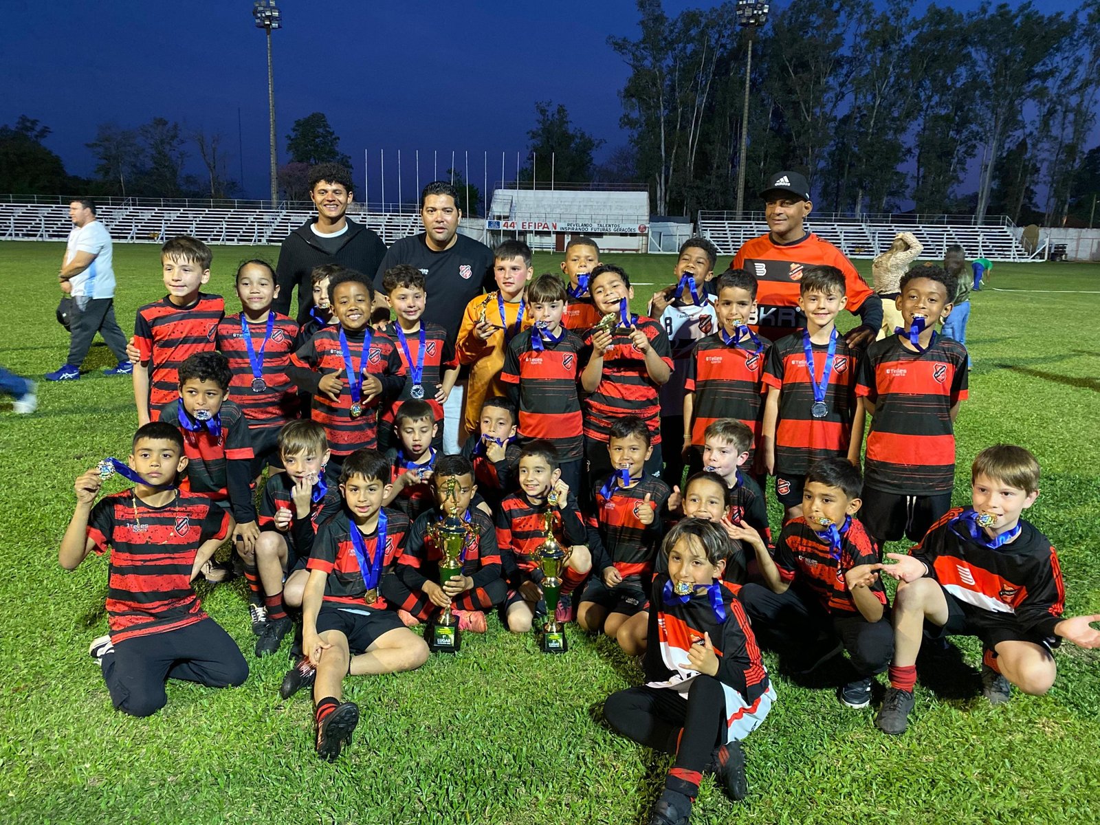 Na várzea do Farroupilha, a gurizada coloriu o céu de Alegrete com vermelho e preto, mostrando que o futuro do futebol da fronteira tem dono