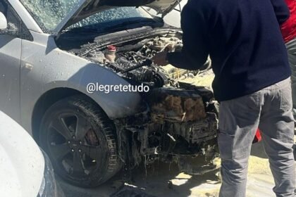 Na querência de Alegrete, um chevrolet virou motivo de prosa depois que a dianteira pegou fogo enquanto o dono fazia as compras