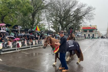 De cima de um telhado nas enchentes para o coração da Fronteira Oeste, o baio que virou lenda gaúcha pisou em nossos pagos pela primeira vez no 20 de setembro