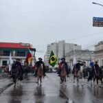 Pilchados e orgulhosos, alegretenses mostraram que para o gaúcho de verdade, nem água do céu impede a tradição de reluzir