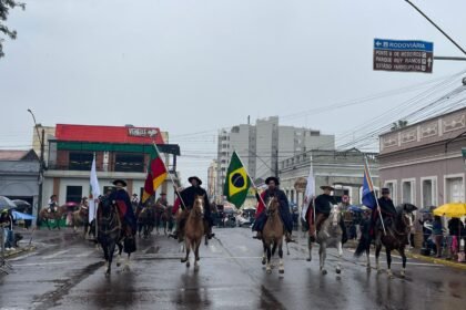 Pilchados e orgulhosos, alegretenses mostraram que para o gaúcho de verdade, nem água do céu impede a tradição de reluzir