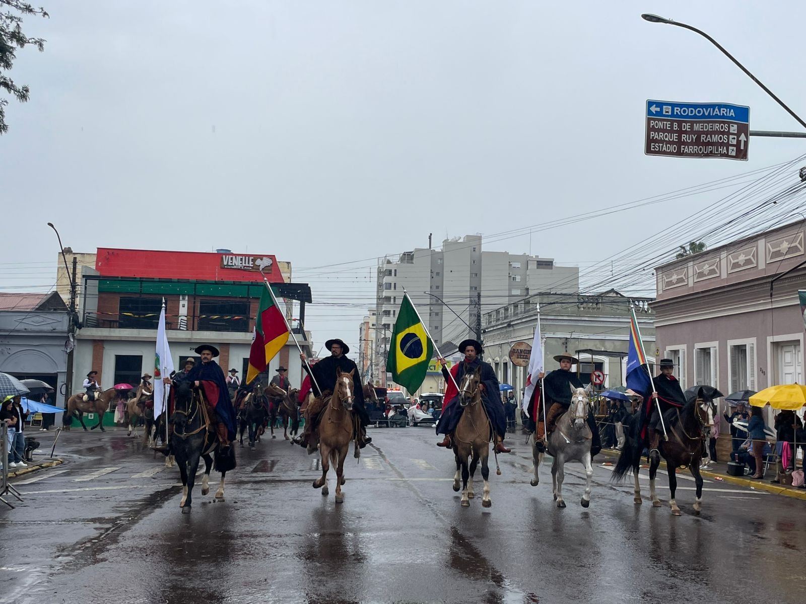 Pilchados e orgulhosos, alegretenses mostraram que para o gaúcho de verdade, nem água do céu impede a tradição de reluzir