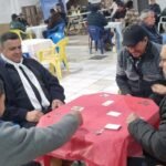 Na terra do vento minuano, a magia das cartas transforma piquetes em palcos de gritos e risadas que ecoam pela querência