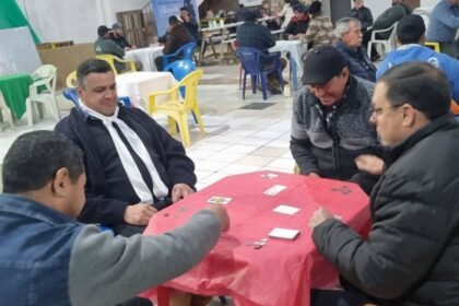 Na terra do vento minuano, a magia das cartas transforma piquetes em palcos de gritos e risadas que ecoam pela querência