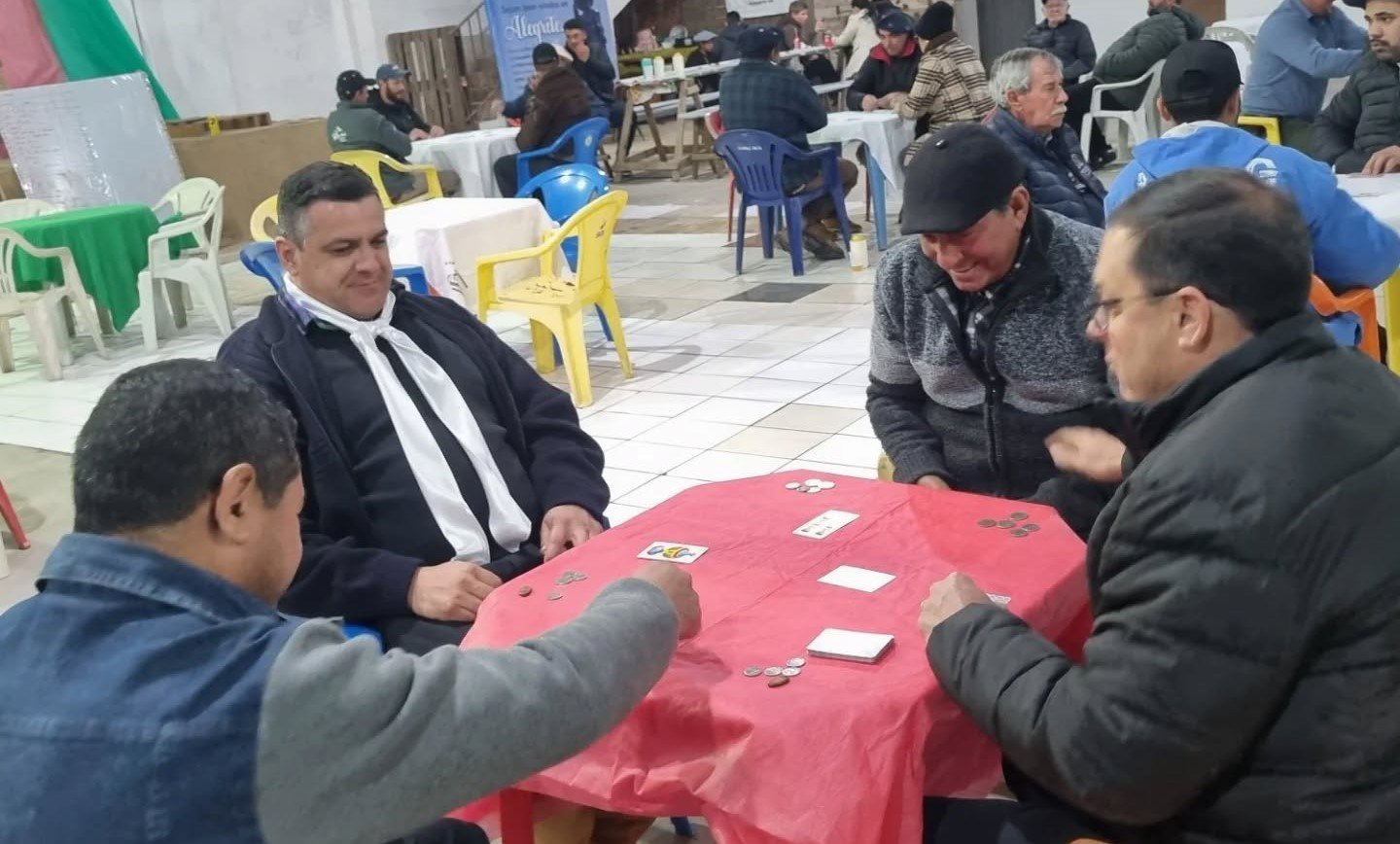 Na terra do vento minuano, a magia das cartas transforma piquetes em palcos de gritos e risadas que ecoam pela querência